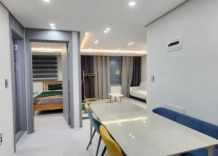 & Travel House